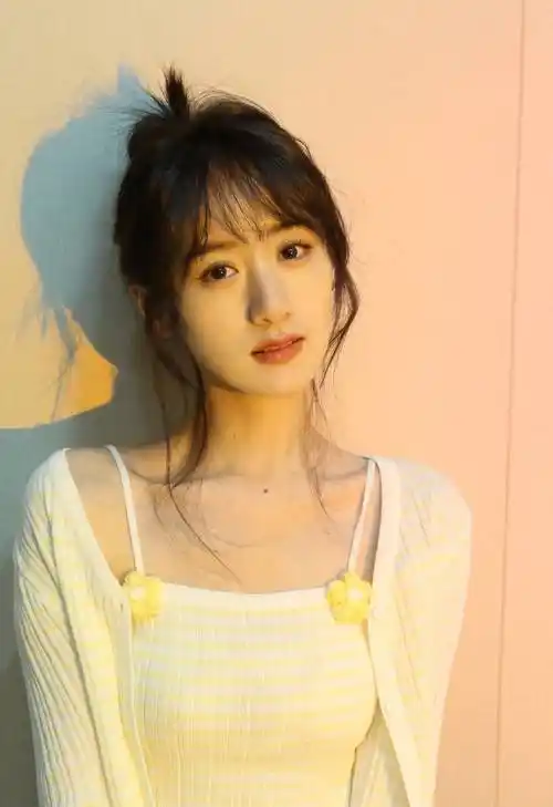 慵懒丸子头造型清纯甜美- 美文悦读,生活常识,唯美小清新,好电影推荐