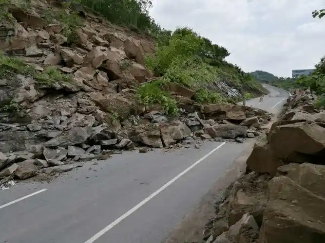 滑坡俗称"地滑","走山",是斜坡上的岩土体因自然灾害因素或人为活动