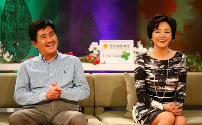 他的第二任妻子,是尤勇的前妻,一家人如今很幸福_郭凯敏_张芝华_张瑜