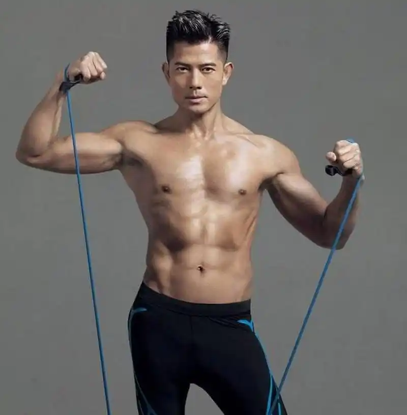 郭富城,看身材绝对是老当益壮,身材紧密的肌肉线条,健身使人年轻,明星