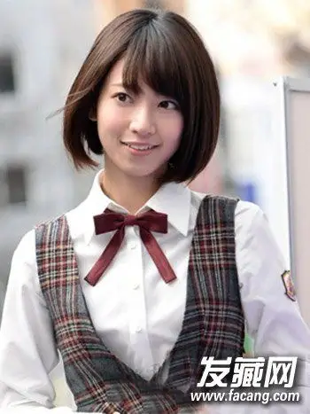 很有韩系潮流范儿的一款简单波波头短发,搭配棕色挑 染发设计的