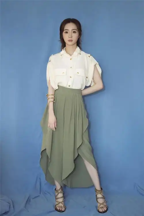 胡冰卿出席青年公益盛典助力脱贫攻坚