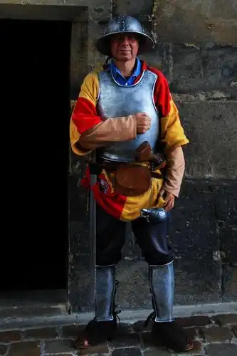 捷克,在景区守卫城堡的中世纪装束的士兵