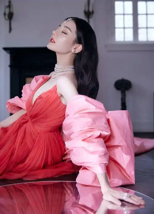 迪丽热巴身穿花裙子亮相微博之夜,网友表示美极了_礼服_粉色_气质