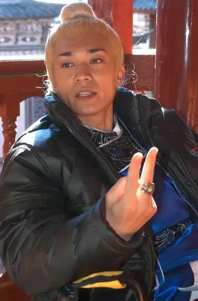 南北酒王热拍众美女只爱何家劲图