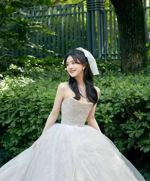 赵露思白色抹胸公主裙优雅写真_演技_长相_女孩子