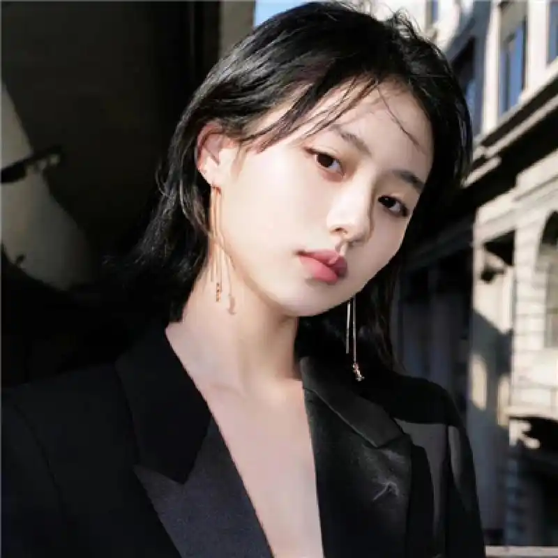 黑色系高冷女生头像