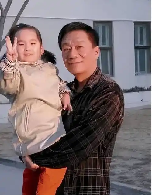 侯被妻子和侄子背叛,杨蕾被丈夫和闺蜜背叛.两个人的生活一样苦.