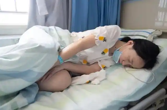 16岁,小姑子未婚先孕,穿着宽松的校服掩饰着日渐隆起的小腹.