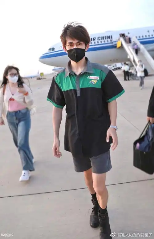 夏天来啦~我们千玺也把短裤穿上了超喜欢的一些男友穿搭~眼镜造型真的