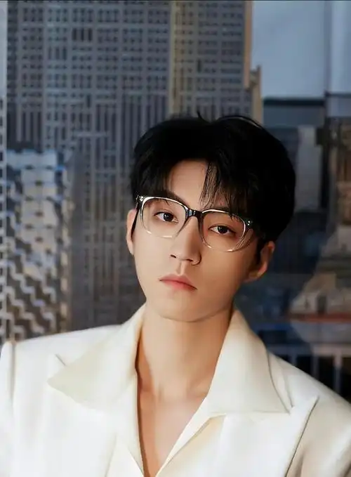 一场泼水游戏,玩嗨的胡歌,黑脸的王俊凯,让我看到了两者的差别