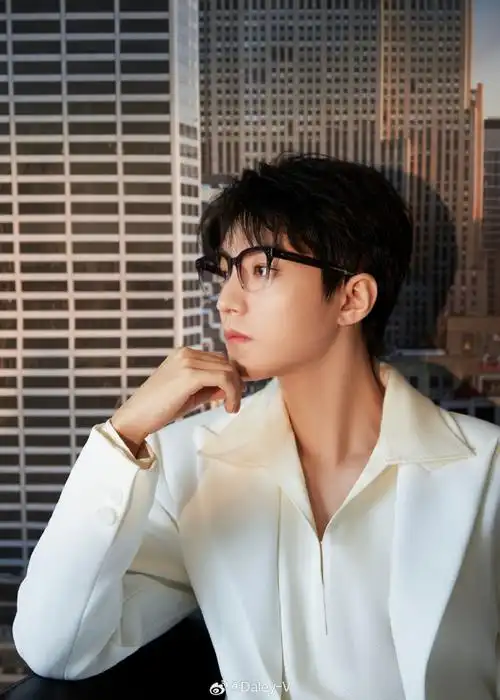 yesir出席今日活动,全白色休闲西装套优雅清爽,又见帅气眼镜杀#王俊凯