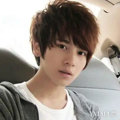 男生离子烫发型图片展示 个性潮流十分抢眼