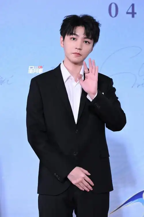 王俊凯亮相大学生电影节红毯#王俊凯大学生电影节红毯生图黑色西