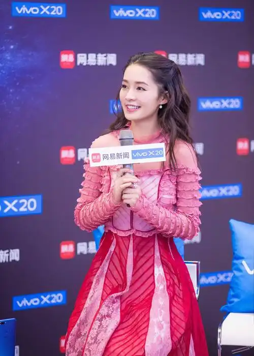 李沁出席某活动,身着粉红拼接礼服,长发披肩,非常淑女气质