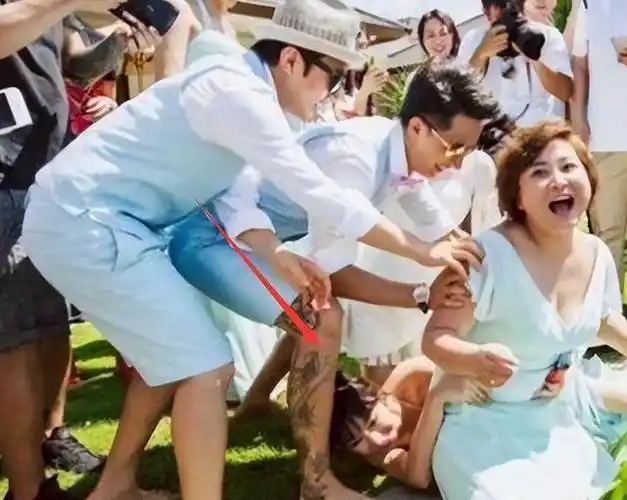 柳岩早期旅游照流出,亮点全在衣服上,1小时浏览量超过850万!