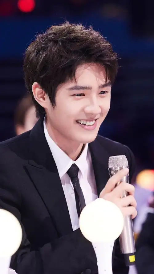 被刘昊然唱歌笑不活了!唱日出唱日落.