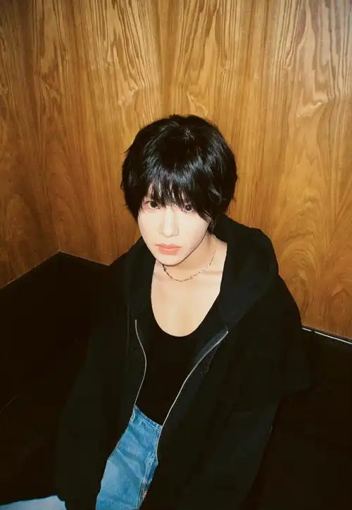 黄明昊日系黑发写真少年感满满漫画中走出的美少年