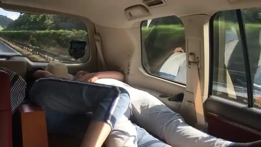 哈哈90两个小朋友在车上躺着睡觉幸福了哈!