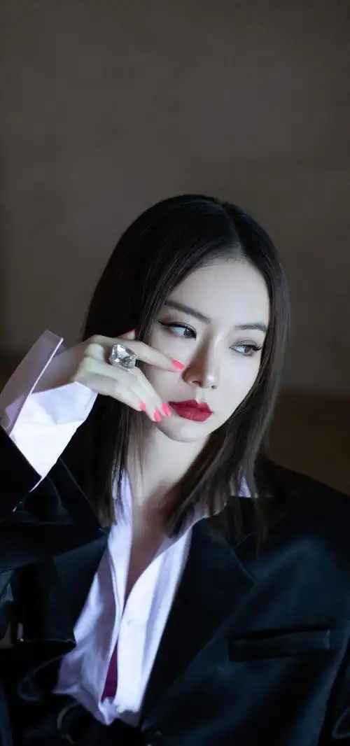 高冷女王戚薇高清手机壁纸