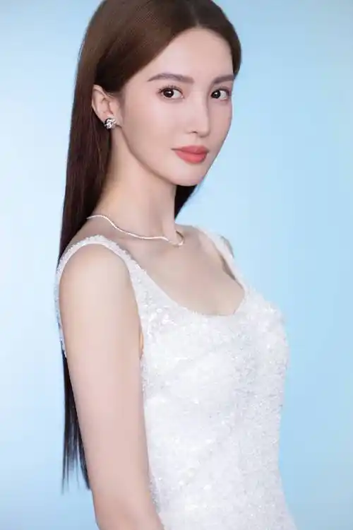 搜狐娱乐讯 1月10日,金晨工作室发布了一组照片.