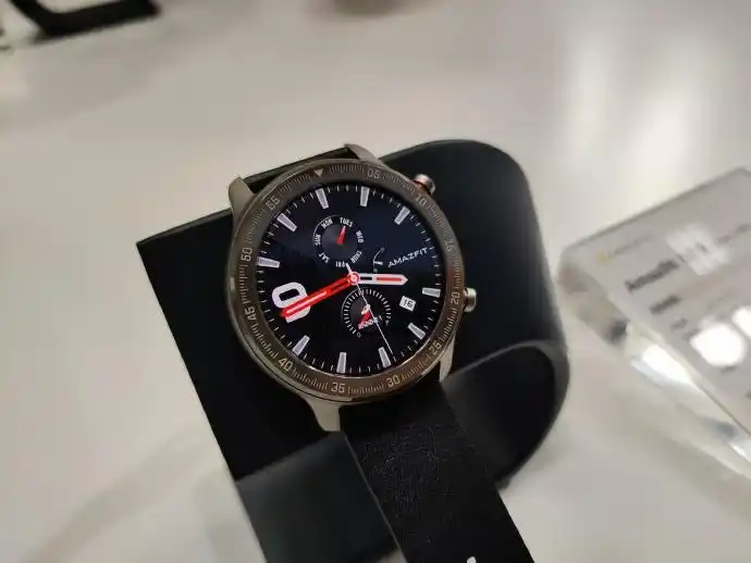 华米 amazfit gtr 智能手表实拍,具体配置和价格看前面两条微博.