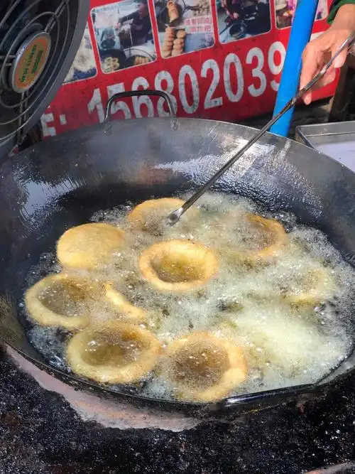 2023何四姐油炸粑美食餐厅,内江的一种特色小吃,很多内.