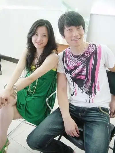 满江戴娆龙舟赛热力开唱 回忆端午趣事多(组图)