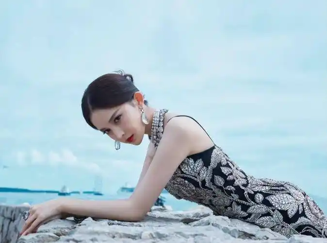 古力娜扎银黑深v吊带裙沙滩照十分迷人_海滩_照片_大海