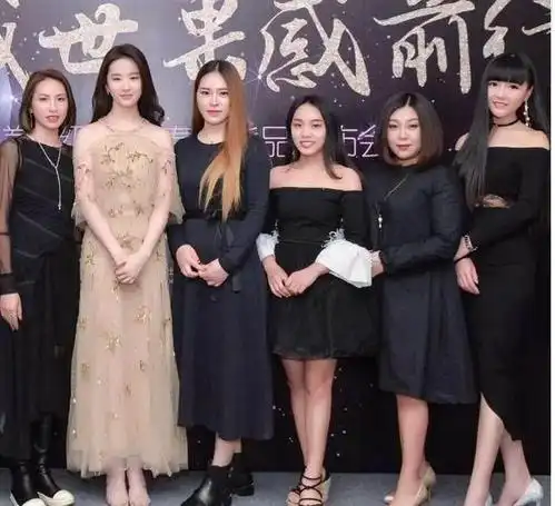 女明星和路人合照:刘亦菲赢得轻松,张雨绮和蔡依林却败下阵来!