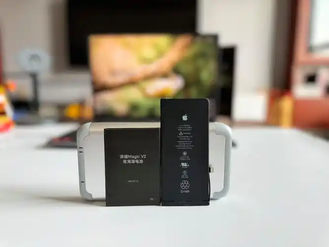 刚找到一块iphone8 plus上的原装电池,与荣耀青海湖电池做个对比