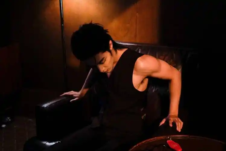 肖战开工照炸裂,肌肉力量感爆棚_张力_人气_热度