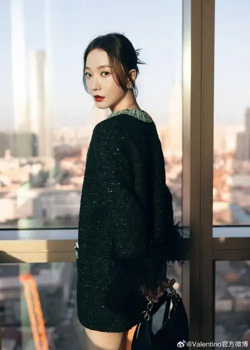 演员@王珞丹身着#valentino2024早春系列#,搭配#vlogomoon#手袋,出席