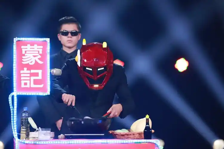 现场评委纷纷"跪拜",黎明现身《蒙面唱将猜猜猜》?