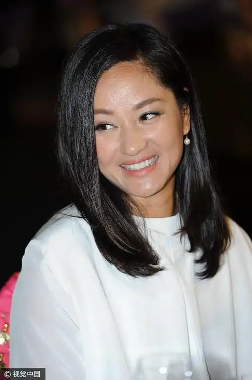 瞿颖肤色显黑脸圆润嗨玩自拍