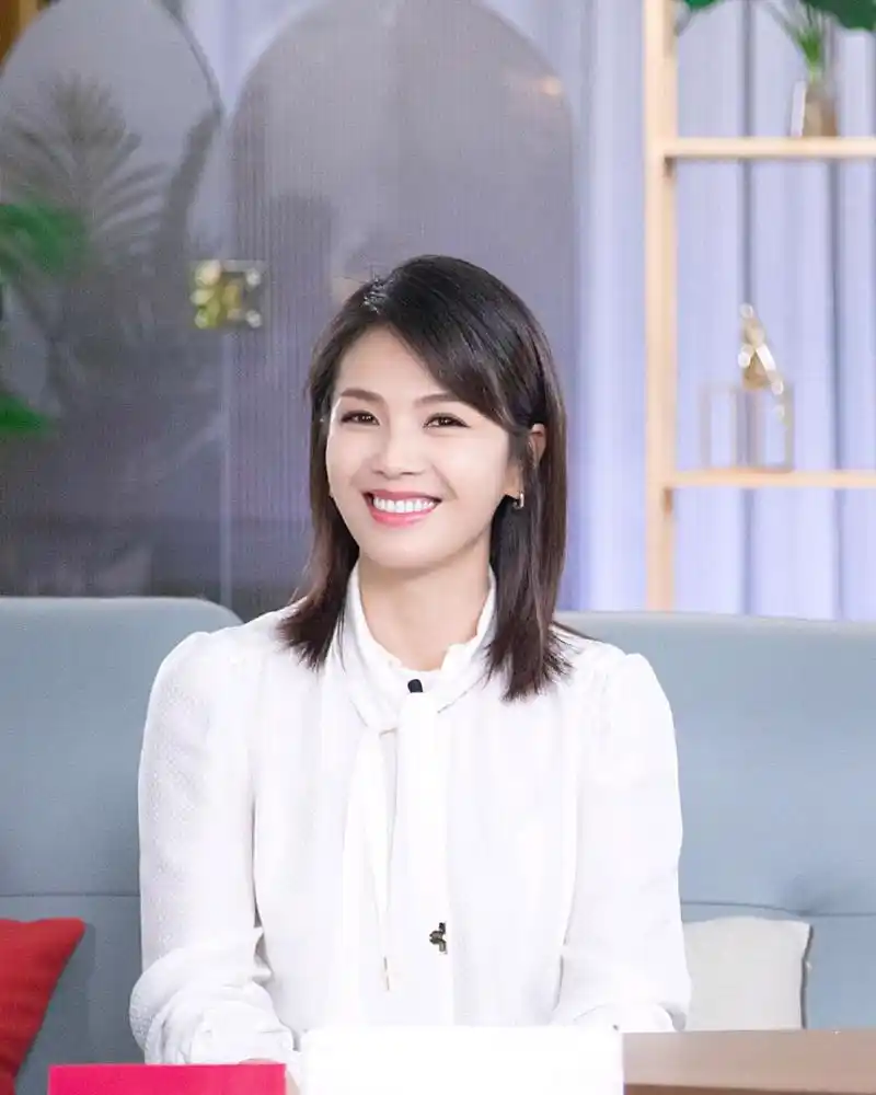 41岁的刘涛剪掉长发,变锁骨短发搭配西服和牛仔裤,时髦减龄