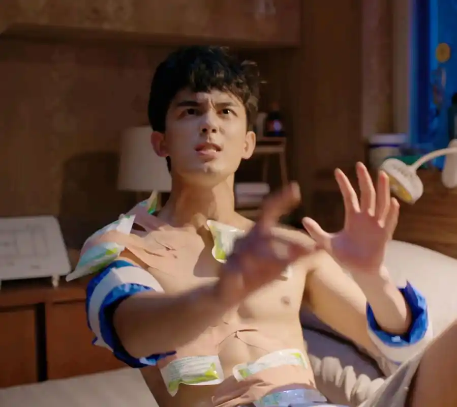 吴磊闯荡演艺圈的聪明之处,就是刻苦练出一身肌肉,让自己的戏路越走越