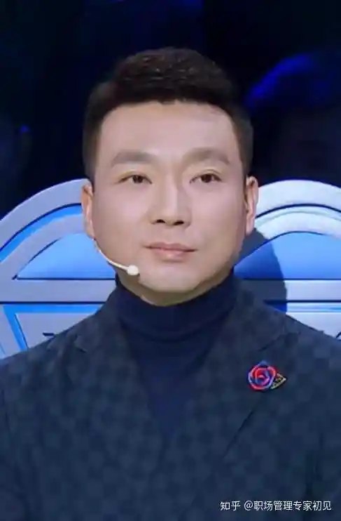 作为新闻主播的主持人,由于工作的特殊性,康辉的露面机会仅限于《新闻