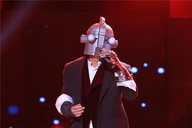 《蒙面唱将猜猜猜》通过面具赋予"歌手"和"音乐真人秀"以全新的定义与