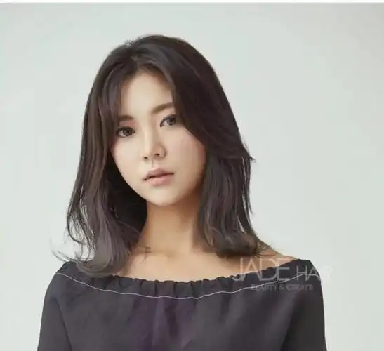 蜿蜒卷中发发型让你轻松做气质女生哦好打理特别受女生欢迎