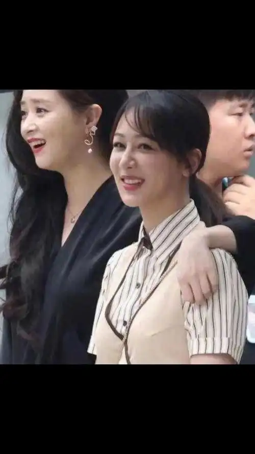 蒋欣杨紫四年后再同框,杨紫身形依旧纤细,蒋欣的身材让人意外