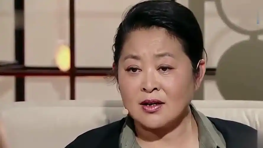 60岁倪萍新造型来袭,一袭白色西装时髦精致,越活越有韵味