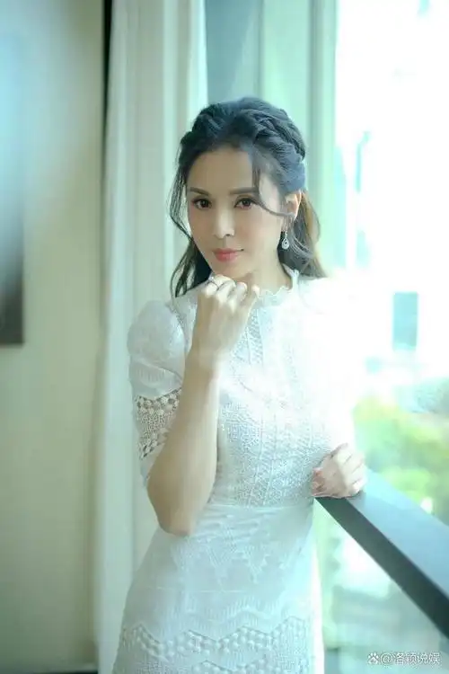 03不过虽然李若彤和季天笙相恋了4年的时间,但在季天笙前往美国做生意