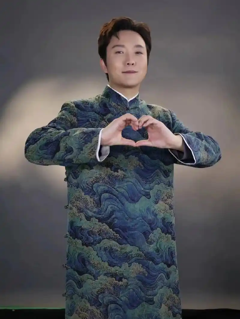 每天认识一个明星—李玉刚 【简介】 李玉刚 1978年7月23日,出生于