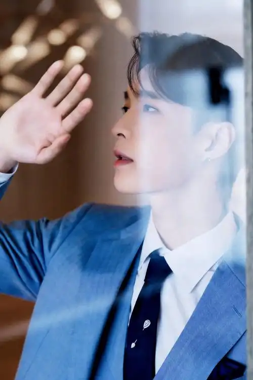 张艺兴chaumet活动照图片_张艺兴蓝色西服图片写真_三千图片网