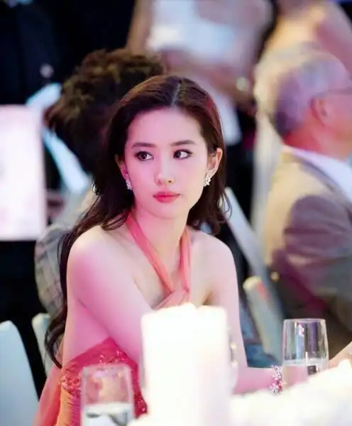 酒会上无聊的刘亦菲,一举一动随手抓拍都是优雅高贵范