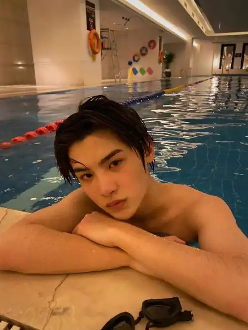 黄明昊justin考古泳池帅照