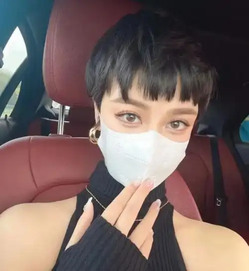 网红狗啃刘海短发 酷炫风超短发有点帅_刘海发型 - 美发站