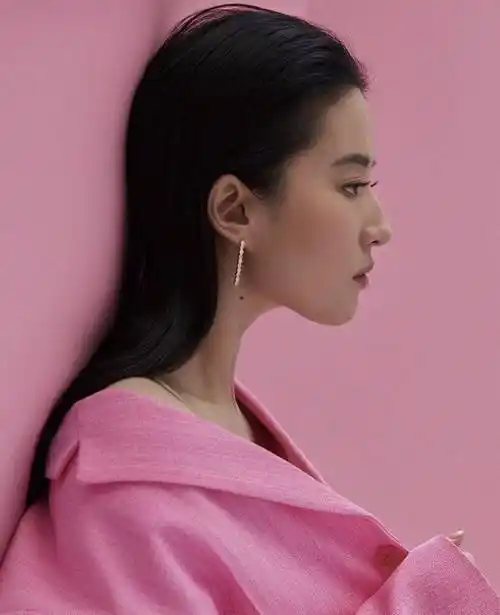 原创刘亦菲4月杂志照美极裙装裤装都养眼换妆后不再撞脸巩俐