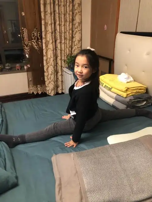 每天我会拿出一部分时间练习压腿,我喜欢芭蕾